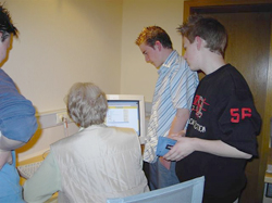 Schüler des Bildungszentrums Salems erklären einer Seniorin den Umgang mit dem Computer.