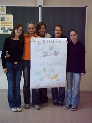 Schülerinnen setzen sich für eine rauchfreie Schule ein